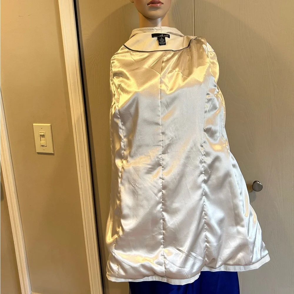 Ladies tan or beige jacket or coat. Spring- Fall. Ruffled collar. Pretty buttons - Picture 5 of 6